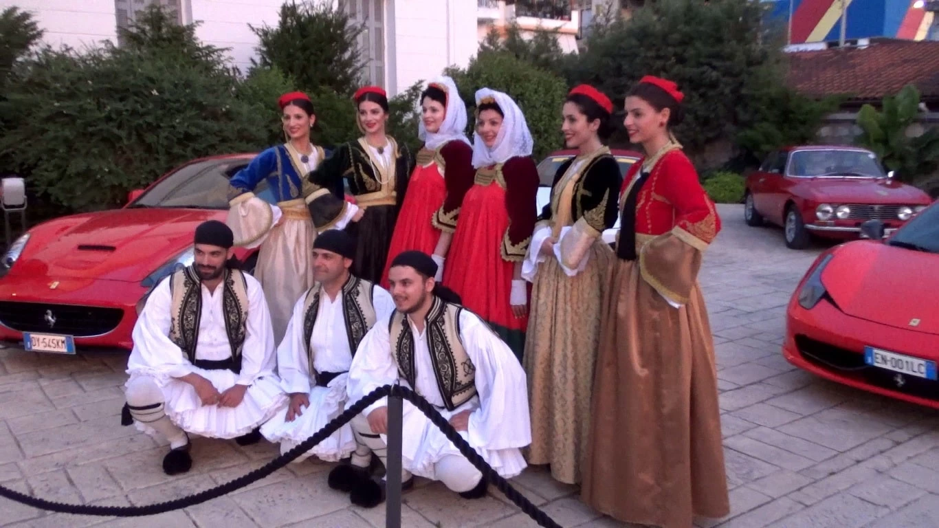 Αυτό θα πει συνδυασμός: Παραδοσιακές φορεσιές και Ferrari στην Πάτρα – Δείτε το βίντεο